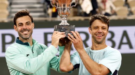 Marcel Granollers y Horacio Zeballos levantan el trofeo de dobles de Roland Garros.