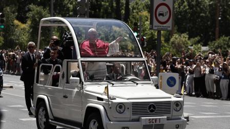 El papa León XIV saluda a los fieles en su recorrido por el centro de Madrid en el papamóvil