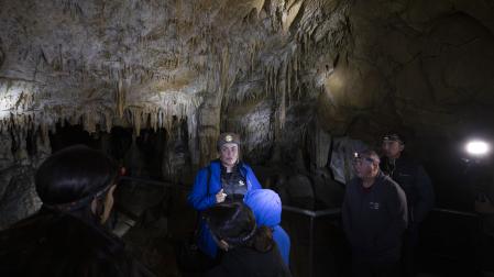 Amaia Govillar Arza, en el centro con el casco, ayer durante la visita por las Cuevas de Mendukilo