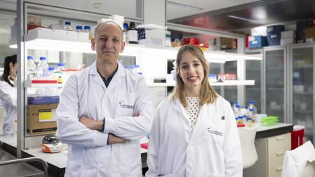 Íñigo Lasa y Nahiara Garmendia-Antoñana, en un laboratorio de Navarrabiomed.