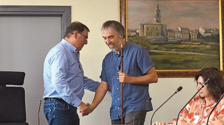 Javier Martínez, con la vara de mando de alcalde