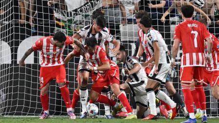 Jugadores de ambos equipos durante el primer partido del playoff de ascenso a Primera División entre el CD Castellón y la UD Almería