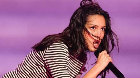 La cantante estadounidense Olivia Rodrigo durante el concierto que ofrece en la tercera jornada del festival Primavera Sound, este sábado en Barcelona.