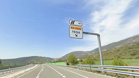 Carretera A-21 a la altura de Yesa