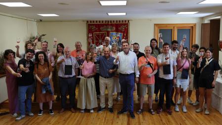 Autoridades e invitados en el brindis oficial, con la madrina del XXVII 'Día del Rosado', Paula Fernández, y el alcalde, Javier Leoz