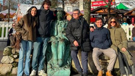 Visita familiar a Irlanda: desde la izquierda, la pareja de Alain, María Morollón Hernández, el protagonista de esta historia, Alain Sanz Jiménez, su padre Ernesto Sanz Vergara, el novio de su prima Alberto Santos Escribano y su prima Amaya Gastón Sanz