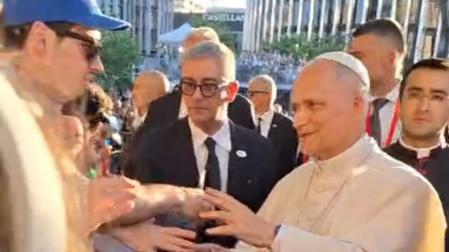 Nicolás Atanes junto al papa León XIV
