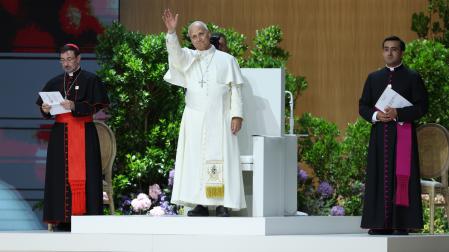 El papa León XIV (c), acompañado por el arzobispo de Madrid, el cardenal José Cobo (d), preside el encuentro 'Tejer redes con el mundo de la cultura, la educación, la empresa y el deporte’, este domingo en el Movistar Arena de Madrid