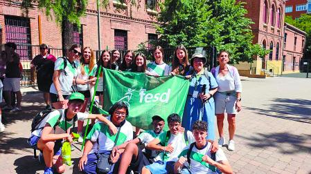 Los quince estudiantes del Colegio La Anunciata de Tudela ayer en la visita del Papa León XIV a España.