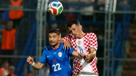 Ante Budimir disputa el balón junto al esloveno Adam Gnezda Cerin