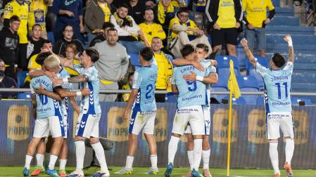 Los jugadores del Málaga celebran el primer gol del equipo, durante el primer partido de la fase de ascenso a la Liga EA Sports entre UD Las Palmas y Málaga CF