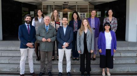 El doctor Gonzalo Fernández Hinojal –abajo, a la izquierda– junto a otros profesionales del Área de Cáncer de Pulmón del CCUN.