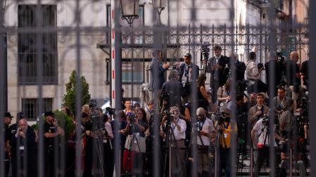 Medios de comunicación a la entrada del Congreso de los diputados donde el papa León XIV pronuncia este lunes un esperado e histórico discurso en las Cortes durante su visita a España.