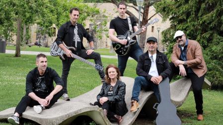 Los integrantes de la banda Seño Lemur, en el parque de la Ciudadela de Pamplona.