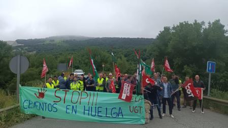 Imagen de operarios y representantes sindicales en uno de los accesos a la planta de Cementos Portland en Olazagutía.