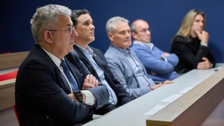 En primer plano, Fran Canal junto a algunos miembros de la junta directiva