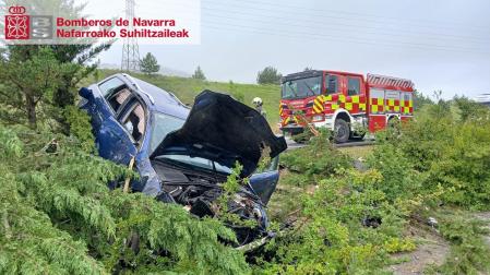 El coche en el que viajaban los heridos se ha salido de la vía