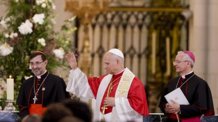 El papa León XIV, durante la oración y homenaje a la Virgen de la Almudena