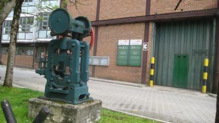 Detalle de una pieza junto a pabellones de Arcelor Mittal de Lesaka.