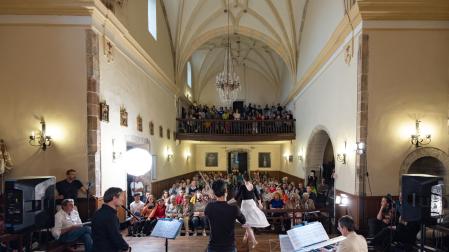 Instante de una de las actuaciones en la parroquia de Berroeta.