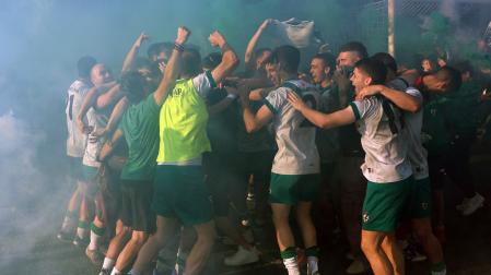 Los jugadores del Pamplona celebraron el pase a la fase nacional junto a la afición