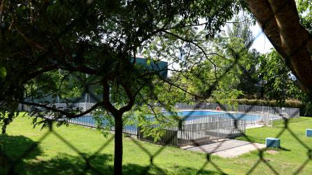 Piscinas de Igúzquiza en una imagen de este lunes, cuidadas pero sin poder abrirse