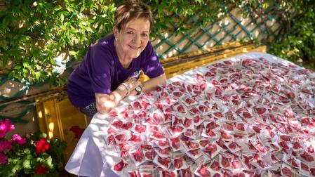 Lucía Herero posa con material que ha preparado para recaudar fondos para la fundación Dravet