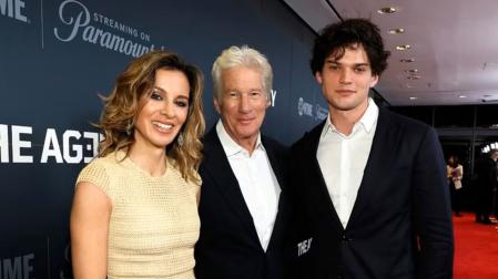 Richard Gere junto a su actual pareja Alejandra Silva y su hijo mayor Homer Gere.