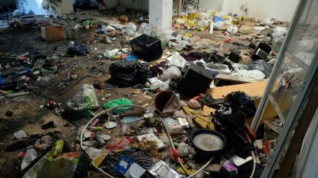 Suciedad acumulada el pasado mes de septiembre en Ikastola Jaso a pesar de que, en abril de 2025 se había limpiado el interior y exterior del inmueble