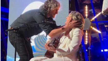 Iñaki 'Uoho' Antón felicita a Aurora Beltrán tras su interpretación de 'Standby'.