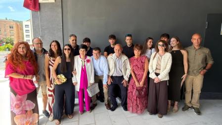 La viuda de Jesús Galdeano, Amparo Lesaga, rodeada de sus hijos y otros asistentes a la colocación de la placa,  en la imagen,.