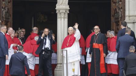 El papa León XIV a su llegada al rezo de la Hora media que va a oficiar en la Basílica de la Sagrada Familia en Barcelona, su primer acto en la ciudad condal.