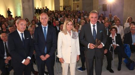 Carlos Hererra, de pie el primero por la derecha, en el momento de recibir el galardón junto a, de izquierda a derecha, Jesús Uranga, Alfonso Bañón y Carmen Uranga