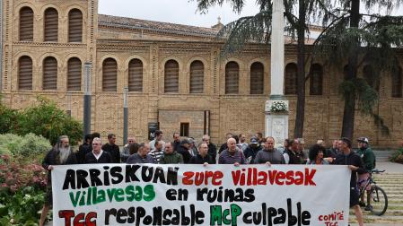 Trabajadores concentrados en la protesta, este 9 de junio, frente a la sede de la Mancomunidad de la Comarca de Pamplona.