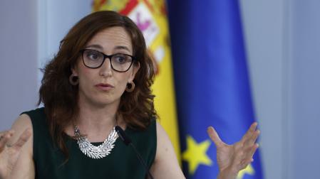 La ministra de Sanidad, Mónica García, durante la rueda de prensa posterior a la reunión del Consejo de Ministros este martes
