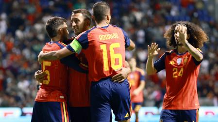 Jugadores de España celebran un gol este lunes, en un partido amistoso del Mundial de Fútbol 2026 entre España y Perú en el estadio Cuauhtémoc en Puebla (México).