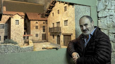 Alfredo Ansa frente a un montaje en la exposición navideña de Tafalla