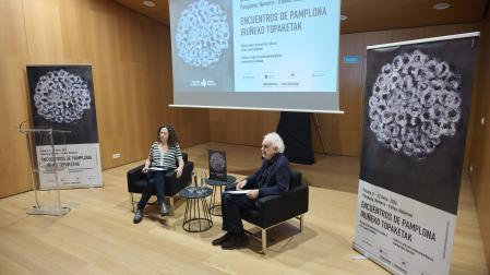 El escritor y ensayista Ramón Andrés, director de los Encuentros, y la periodista cultural Berta Ares, subdirectora, durante la presentación del programa en Baluarte