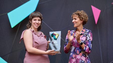 La presidenta del Gobierno de Navarra, María Chivite, entrega el Premio a la Promoción del Talento Artístico 2026 a Cristina Moreno