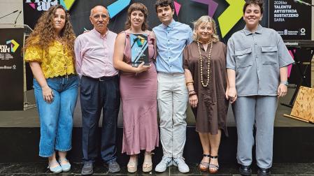 Cristina Moreno posa con sus familiares tras la entrega del premio