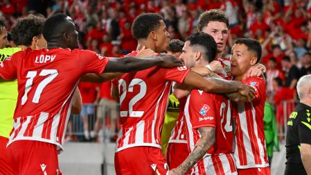 Jugadores del Almería celebran uno de los goles ante el Castellón, durante el partido de vuelta de las semifinales del ascenso a Primera División