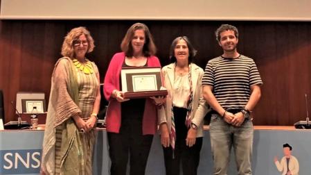 Eli Burillo y María Chueca del HUN, en el centro de la imagen, recogieron el reconocimiento del Ministerio de Sanidad