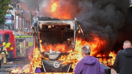 Vehículos ardiendo en Belfast