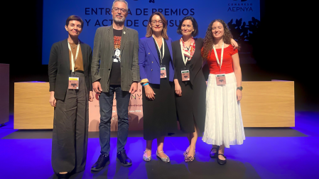 De izquierda a derecha, los doctores Calvo y Real, presidentes entrante y saliente de AEPNYA, y las doctoras Díez, Vallejo y Canga, de la Clínica Universidad de Navarra