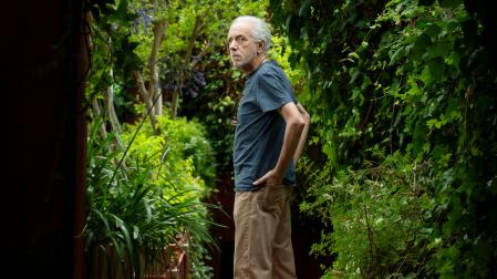 Madrid, 12/07/2023. Entrevista a Fernando Trueba por el estreno de «Dispararon al pianista». Foto: Ignacio Gil. ARCHDC Fernando Trueba fotografiado en el jardín de su casa madrileña. IGNACIO GIL