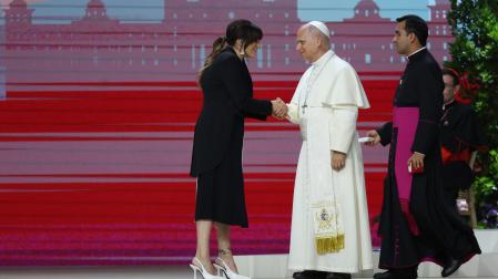 Rozalén saluda al papa León XIV tras su actuación