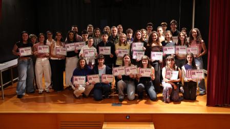 Fotografía de grupo de los premiados en el XXXVI Certamen Literario Juvenil de Pamplona