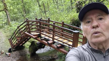 Luis Mari Olaetxea Altzugarai junto a uno de los puentes que ayudó a levantar.