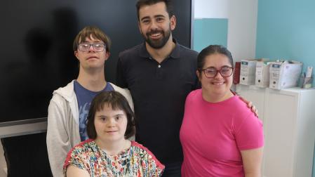 El preparador Miguel Matellanes, rodeado por tres de los cuatro integrantes del equipo: Gorka Ibáñez, Sara Marcotegui y Sandra Moreno. Falta Esther Iráizoz