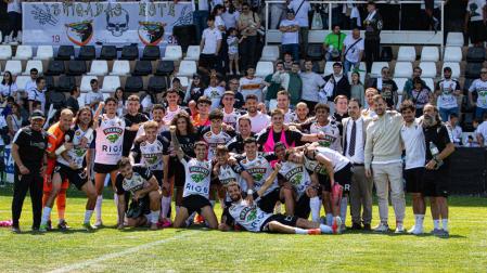 Los jugadores, el cuerpo técnico y los directivos del Tudelano celebran que son equipo de ‘playoff’.